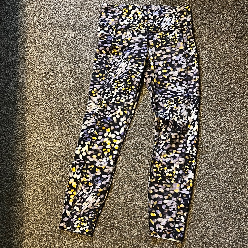 Lululemon fast and frees 25” with pockets. Size 6